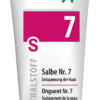 Auf einer Tube mit der Aufschrift „SCHUESS SLB NR 7 ADL“ steht auf weißem Hintergrund ein mehrsprachiger Text, der eine hautentspannende Salbe beschreibt.
