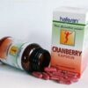 Eine Flasche mit der Aufschrift „HAFESAN CRANBERRY KPS“ und die dazugehörige Schachtel sind zu sehen. Aus der umgekippten Flasche sind Kapseln herausgequollen. Die Verpackung enthält ein Logo und einen deutschen Text.