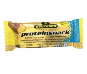 Der PEEROTON PROT.SNACK HIMB.BIS ist ein proteinreicher Riegel mit Vitaminen, Vanillegeschmack und Milchschokoladenüberzug in gelb-brauner Verpackung.