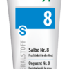 Eine weiße Tube SCHUESS SLB NR 8 ADL mit zweisprachigen Etiketten, einer blauen „8“ und einem grünen Logo, ist zur Hautbefeuchtung bestimmt. Beschreibungen sind auf Deutsch, Französisch und Italienisch verfügbar.