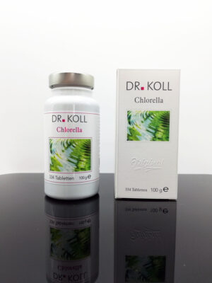 Die CHLORELLA VULGARIS TBL KOLL, bestehend aus 334 Tabletten à 100 g, wird mit Flasche und Schachtel auf einer reflektierenden Oberfläche präsentiert.