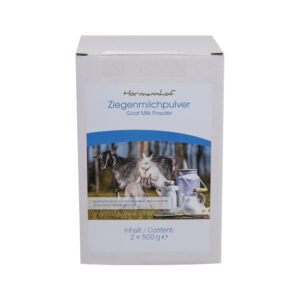 Schachtel Ziegenmilchpulver ZIEGENVOLLMIL PLV mit der Aufschrift „Ziegenmilchpulver“, mit Abbildungen von Ziegen und Milchbehältern; enthält 2 Packungen zu 500 g.