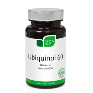 Eine dunkle Flasche mit einem weißen Etikett mit der Aufschrift „NICAPUR KPS UBIQUINOL 60“, grünen Akzenten und der Kennzeichnung als aktiviertes Coenzym Q10-Nahrungsergänzungsmittel.