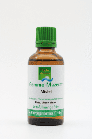 Eine 50-ml-Flasche Mistelpflanzenextrakt mit der Bezeichnung GEMMO MAZERAT MISTEL PHYTOPHARMA von Phytopharma GmbH.