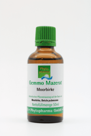 Eine kleine braune Flasche mit grünem Verschluss und der Aufschrift „GEMMO MAZERAT MOORBIRKE PHYTOPHARMA“ enthält einen Pflanzenextrakt. Nettovolumen: 50ml.