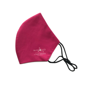 Eine rosa Gesichtsmaske mit verstellbaren schwarzen Ohrschlaufen, mit auf einer Seite aufgedrucktem „NANOVIO“-Branding und Zertifizierungsdetails.