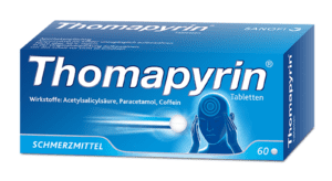 Auf einer blauen THOMAPYRIN TBL-Packung ist eine Person mit Kopfschmerzen abgebildet, auf der die Wirkstoffe aufgeführt sind: Acetylsalicylsäure, Paracetamol und Koffein.