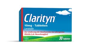 Schachtel mit CLARITYN TBL 10MG-Tabletten mit Loratadin zur Linderung von allergischer Rhinitis. Auf der Verpackung ist ein Bild von einer Wiese und einem Himmel abgebildet. Enthält 30 Tabletten.