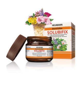 Neben der Verpackung steht ein geöffnetes Glas HEUMANN BRONCH.TEE SOLUBIFIX, geschmückt mit Kräuterillustrationen und Text.