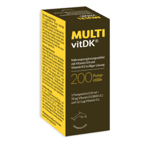 Schachtel mit MULTIVIT DK LSG VIT D3+K2-Ergänzungsmittel in Öllösung, mit gelb-schwarzer Verpackung mit deutschem Text. Enthält 200 Pumpdosen.