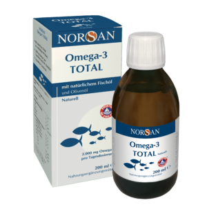 NORSAN OMEGA 3 OEL TOTAL NAT, eine 200-ml-Flasche und Schachtel natürliches Fischöl mit Olivenöl.