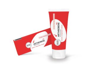 Eine rot-weiße Tube mit der Aufschrift „ARTHROBENE MUSKELSLB ROT TB“ neben der dazu passenden Schachtel, bestimmt für gesundheitliche oder medizinische Zwecke.