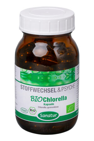 Eine braune Glasflasche mit der Aufschrift „CHLORELLA BIO KPS 400MG SANA“ in grün-weißer Verpackung enthält Chlorella pyrenoidosa Kapseln von Sanatur, mit Vegan- und Bio-Zertifizierung.