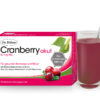 Eine Packung DR.BÖHM CRANBER.AKUT BRGRAN steht neben einem Cranberry-Getränk. Auf der Verpackung steht ein Text zu Cranberry und D-Mannose, ergänzt durch Cranberry-Bilder und grüne Blätter.