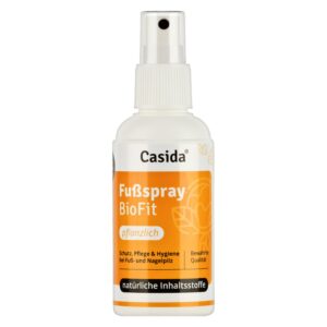 Weiße Sprühflasche mit der Aufschrift „FUSS SPRAY PFLANZL.BIOFIT“ mit pflanzlichen Inhaltsstoffen zur Fußpflege und Hygiene.