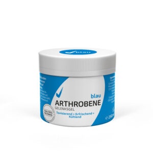 Auf einem blau-weißen Behälter mit der Aufschrift „ARTHROBENE GELENKSGEL BLAU“ steht der Text „Tonisierend + Erfrischend + Kühlend“, was für ein kühlendes und erfrischendes Gel steht.