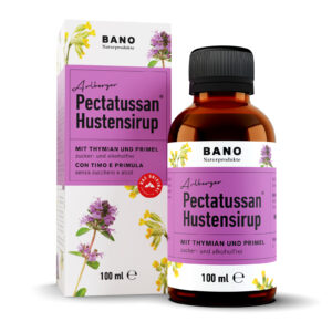 Eine 100 ml Flasche PECTATUSSAN THYMIAN HU-SIRUP Hustensaft mit Thymian und Schlüsselblume trägt neben der Verpackung den Hinweis „zuckerfrei“ und „alkoholfrei“.