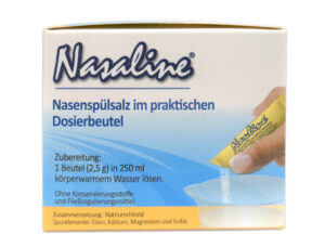 NASALINE NA-SPUELSALZ Nasenspülung wird mit einem praktischen Dosierbeutel geliefert. Die deutsche Gebrauchsanweisung empfiehlt, 1 Beutel (2,5 g) in 250 ml Wasser mit Körpertemperatur aufzulösen.