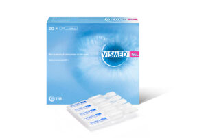Auf der Verpackung der Augentropfen VISMED GEL 0,45 ml sind im Vordergrund einzelne Fläschchen zu sehen, in der Schachtel steht „Zur anhaltenden Befeuchtung der Augen“ und sie enthält 20 x 0,45 ml.