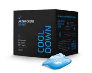 Auf der blauen Sportgel-Verpackung „ARTHROBENE SPORT COOL DOWN“ ist neben einem Gelklecks auch ein deutscher Text angebracht, der darauf hinweist, dass es sich um ein 200 ml Kühlgel zur Anwendung nach dem Sport handelt.