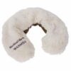 Cremefarbenes, U-förmiges Nackenkissen mit der schwarzen Stickerei „APOFIT NECK WARMER LAV BEIG“, die eine flauschige Textur aufweist.