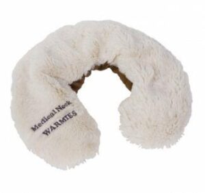 Cremefarbenes, U-förmiges Nackenkissen mit der schwarzen Stickerei „APOFIT NECK WARMER LAV BEIG“, die eine flauschige Textur aufweist.