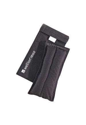 Schwarzer Stoffbeutel mit Klettverschlussklappe, Aufschrift „Wellion Frigo L“, enthält ein schwarzes Gelpack mit sichtbaren Nähten.
