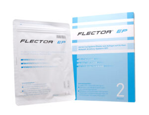 Das Medikament Flector EP Pfl wird in einem Beutel und einer Schachtel geliefert. Auf der Schachtel befindet sich ein deutscher Text, der das Produkt als Diclofenac-Epolamin-Pflaster zur Schmerzlinderung ausweist.
