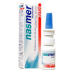 Eine Nasensprayflasche mit der Aufschrift „NASMER 3 PLUS NA-SPRAY“ steht neben der Verpackung mit blauem Verschluss und weißem Behälter. Auf der Verpackung sind der Markenname und Produktdetails in mehreren Sprachen angegeben.