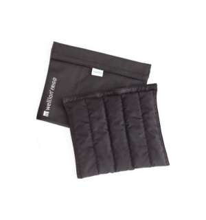 Auf weißem Untergrund platziert ist WELLION FRIGO XXL, eine schwarze Thermotasche mit wiederverwendbarem Kühlakku.