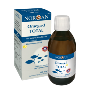 NORSAN OMEGA 3 OEL TOTAL ZIT ist in einer 200-ml-Flasche mit Zitronengeschmack und einer Schachtel mit deutschem Text erhältlich. Es enthält Fischöl und Olivenöl.