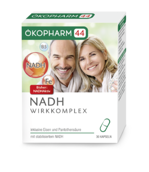 Die mit einem lächelnden Mann und einer lächelnden Frau verzierte Schachtel „OEKOPH NADH AKTIV KPS 10MG“ enthält 30 Kapseln, angereichert mit Eisen (Fe) und Vitamin B5 (Pantothensäure).