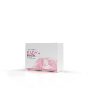 Eine Schachtel mit der Aufschrift „LACTOBACT PLV HLH BABY 90TAG“ und dem Bild eines Babys, das sich auf einer weißen Oberfläche spiegelt.