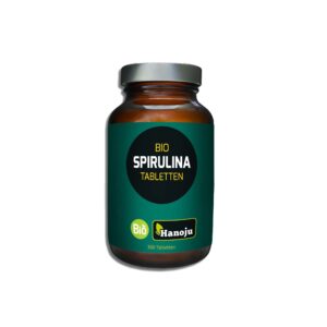 Ein braunes Glas mit der Aufschrift „SPIRULINA BIO TBL 400MG HAN“ enthält 300 Tabletten und trägt auf der Vorderseite ein grün-schwarzes Design und den Markennamen „Hanoju“.