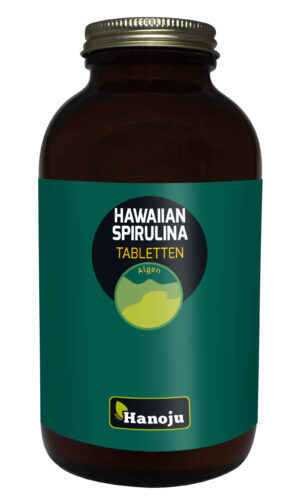 Eine braune Glasflasche mit der Aufschrift „SPIRULINA HAWAIIAN 500MG TBL“ von Hanoju, mit einem grünen Etikett mit einer Algengrafik.