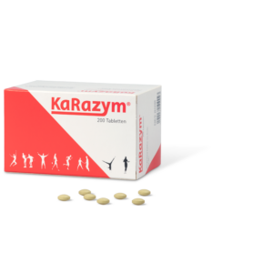 Eine Schachtel mit der Aufschrift „KARAZYM TBL“ mit 200 Tabletten ist zu sehen, daneben liegen mehrere verstreut liegende runde Tabletten.