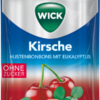 Packung WICK OZ WILDKIR +EUKAL zuckerfreie Hustenbonbons, Kirschgeschmack mit Eukalyptus, mit Bildern von Kirschen und Eukalyptusblättern.
