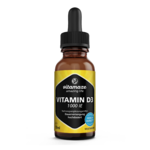 Eine braune Flasche mit Pipette, der Aufschrift „VIT D3 TR 1000IE VITAMAZE“, hat ein gelbes Etikett mit einem blauen „Premium Quality“-Zeichen und enthält 50 ml.