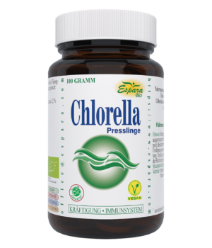Eine 100g-Flasche CHLORELLA BIO PRESSL.ESPARA mit grünem Etikett, Vegan- und Bio-Zertifizierung sowie Beschreibungen in deutscher Sprache.