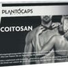 Auf einer Packung des Nahrungsergänzungsmittels PLANTOCAPS COITOSAN KPS ist ein Mann abgebildet, der eine Fliege zurechtrückt, während eine Frau ihn von hinten umarmt.