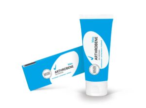 Blau-weiße Tube und Schachtel Arthrobene Gelenkgel Blau, versehen mit einem Häkchen und der Aufschrift „Ausgewogen und entwickelt in Österreich“.