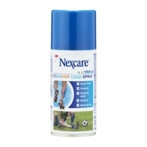 Ein 150 ml großes NEXCARE COLDHOT COLD SPRAY mit blauer Kappe und mehrsprachigem Etikett, das jemanden zeigt, der es auf sein Bein aufträgt, und darunter eine Fußballszene.