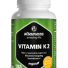 Eine weiße Flasche mit der Aufschrift „VIT K2 TBL 200MCG VEGAN“ enthält 180 Tabletten. Sie hat ein grünes Design mit einem Text, der für hohe Dosierung, Premiumqualität und vegan wirbt.