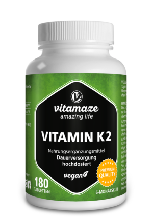 Eine weiße Flasche mit der Aufschrift „VIT K2 TBL 200MCG VEGAN“ enthält 180 Tabletten. Sie hat ein grünes Design mit einem Text, der für hohe Dosierung, Premiumqualität und vegan wirbt.
