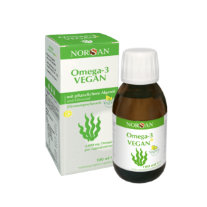 Eine Schachtel und Flasche NORSAN OMEGA 3 OEL VEGAN-Nahrungsergänzung mit Algen und Olivenöl mit Zitronengeschmack, 100 ml.