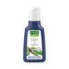 Eine Flasche SH.RAUSCH SALBEI SILBERGLANZ Shampoo mit weißem Verschluss und blauem Körper. Das Etikett zeigt Salbeiblätter, was darauf hinweist, dass es für blondes oder graues Haar geeignet ist.