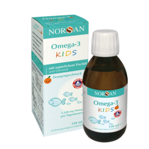 Flasche und Verpackung von NORSAN OMEGA 3 OEL KIDS sind mit Fischabbildungen versehen, geben den Orangengeschmack an und haben ein Volumen von 150 ml.