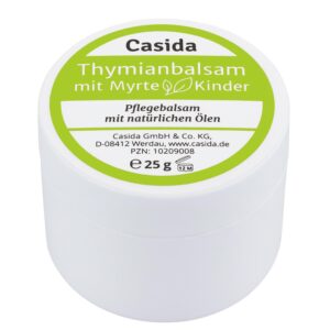 Weißes Glas mit grünem Etikett mit der Aufschrift „THYMIAN BLS +MYRTE KIND“, was auf einen Kinderpflegebalsam mit natürlichen Ölen hinweist. Inhalt: 25 g.