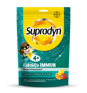 Die Verpackung von SUPRADYN KIDS +CO IMMUN GUM enthält die Vitamine C, D und Zink. Sie ist für Kinder ab 4 Jahren konzipiert und enthält 25 Fruchtgummis mit Abbildungen von Früchten und einem Superheldenkind.