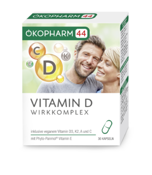 Die Schachtel ÖKOPH VIT D KOMPL KPS mit einem lächelnden Mann und einer lächelnden Frau auf der Vorderseite enthält 30 Kapseln mit den Vitaminen D3, K2, A, C und E.
